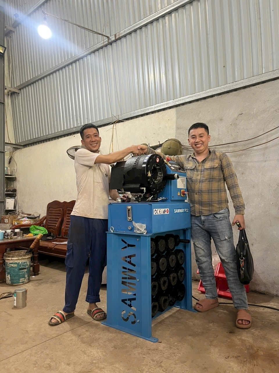 Giao máy bấm ống thuỷ lực về Thái Nguyên